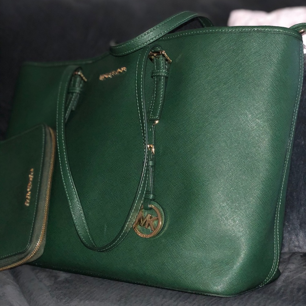 Green tote with matching  wallet